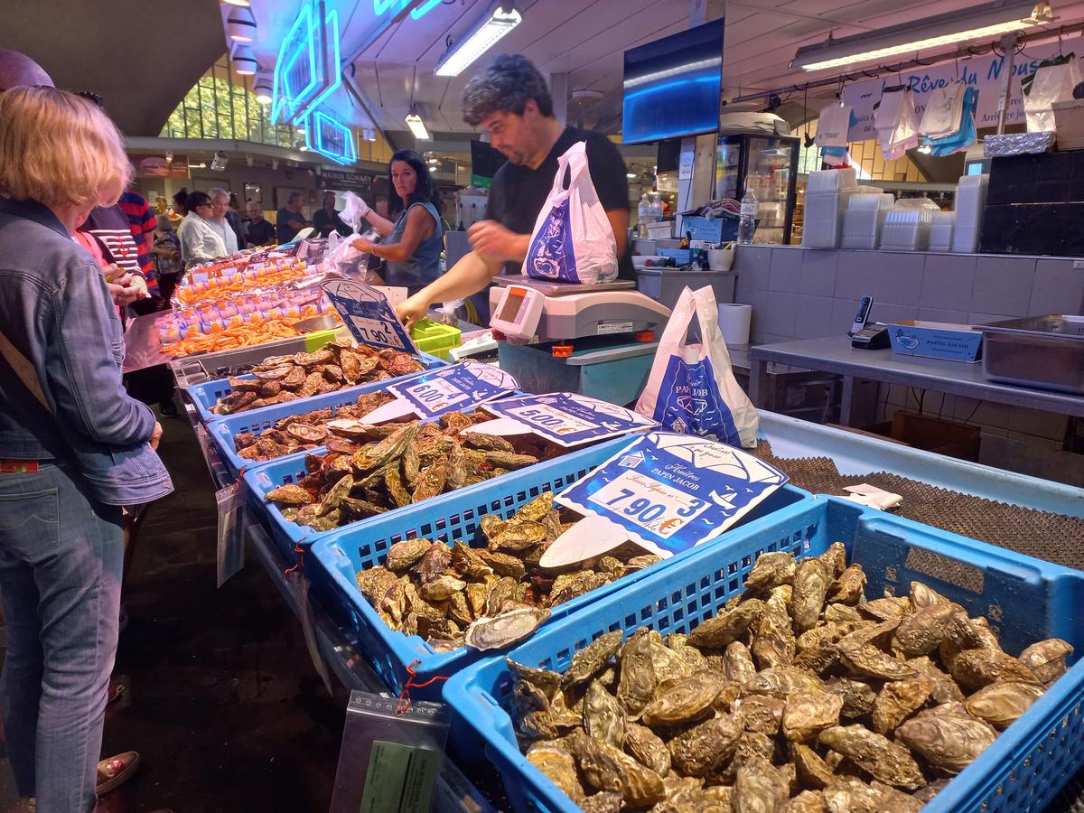 , Vente d’huîtres à Royan : le marché couvert sous tension
