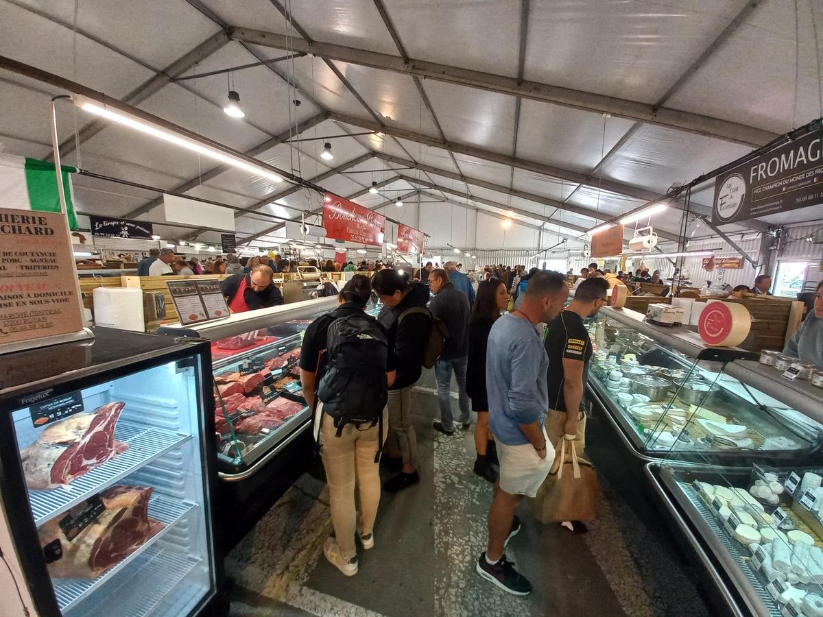 Un tivoli accueille les commerçants du marché central pendant les travaux de réhabilitation de la halle couverte d’octobre 2023 à juin 2024.