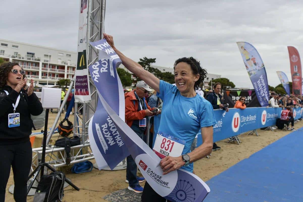 , Marathon de Royan : Freddy Guimard et Rebeca Ruiz Diez dans un fauteuil