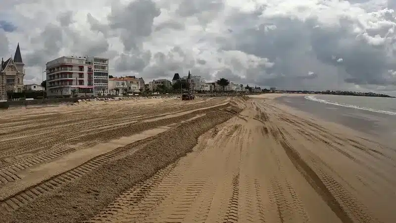Trois semaines de travaux de réensablement sur la plage de la Grande Conche : l’été se prépare à Royan